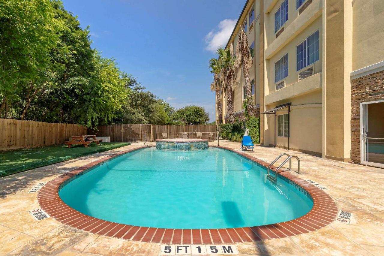 Comfort Inn & Suites Near Six Flags & Medical Center San Antonio Eksteriør bilde